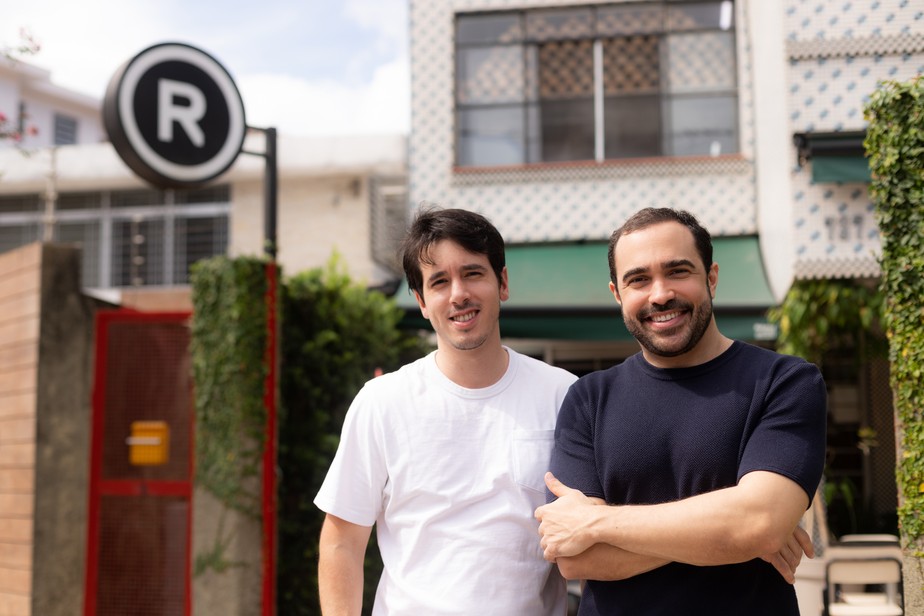 Vitor Ladaga e Vinicius Ferreira queriam ter uma empresa de torra de café orgânico. Com o tempo, passaram a vender pães e bolos. Hoje, Revo é estabelecimento de alimentação de 250 metros quadrados