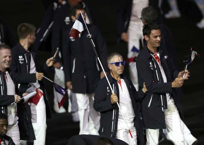 Cego, atleta francês prende bandeira à bengala na abertura da Paralimpíada (Foto: Reuters)