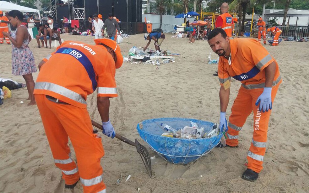 Garis dizem que esse ano tem mais lixo na praia que no ano passado. (Foto: Alba Valéria Mendonça / G1)