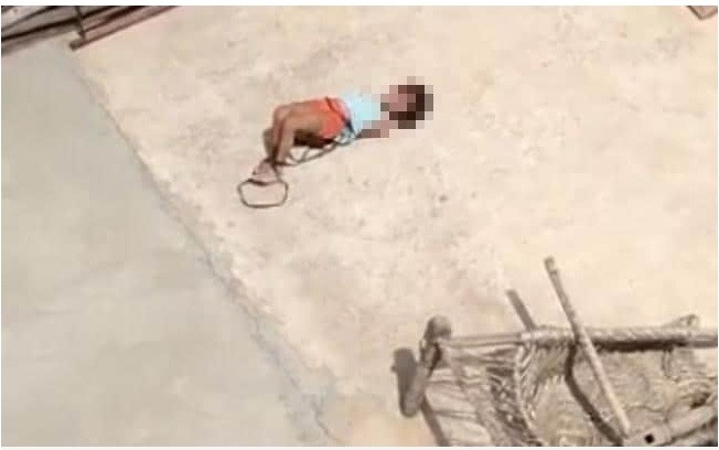 Menina é amarrada em telhado na Índia  (Foto: Reprodução NDTV )