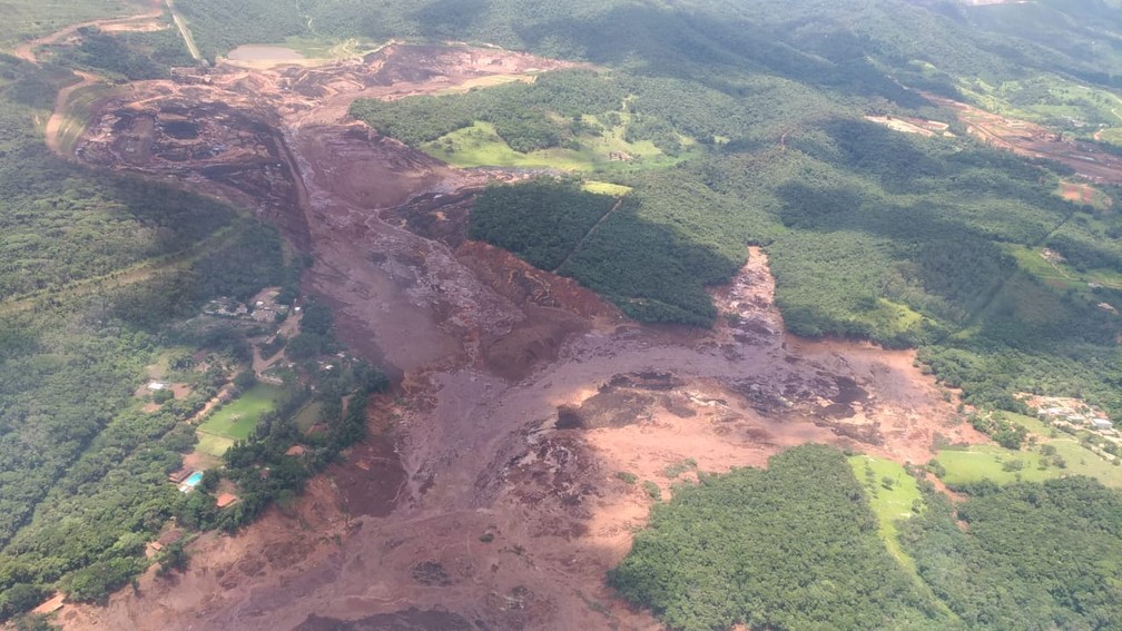 Imagem mostra lama de rompimento de barragem em MG — Foto: Corpo de Bombeiros/ Divulgação