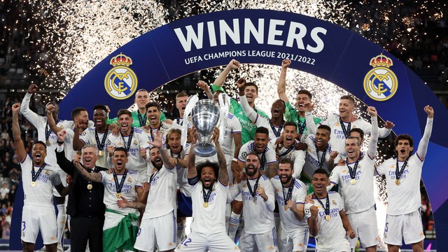 Marcelo ergue a taça da Champions para o Real Madrid
