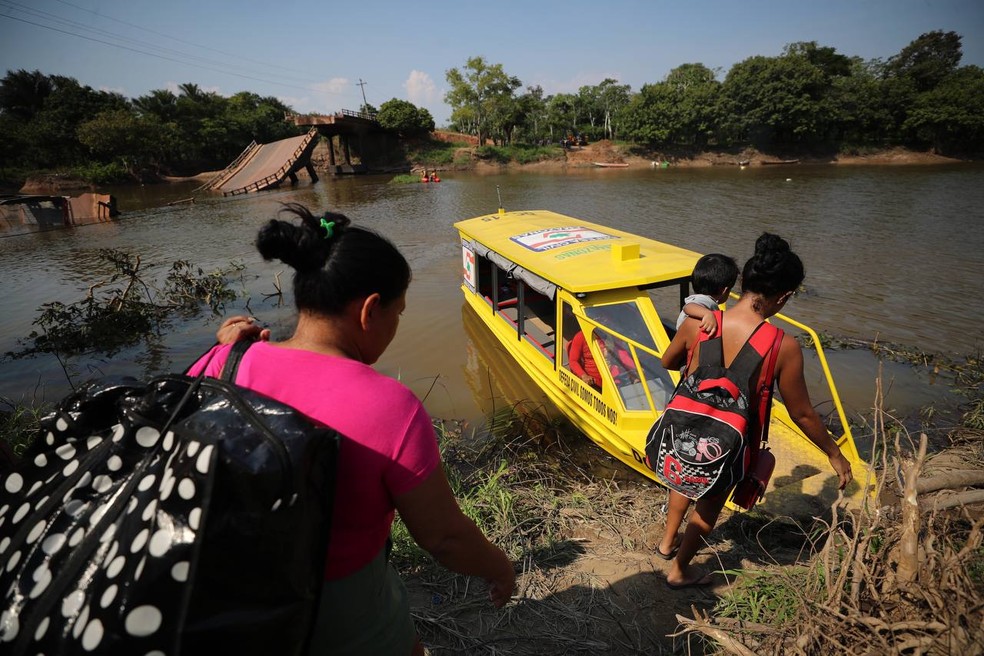 Ap&oacute;s queda de ponte no AM, &ocirc;nibus s&atilde;o divididos &agrave;s margens de rio e  passageiros fazem travessia em lanchas | Amazonas | G1