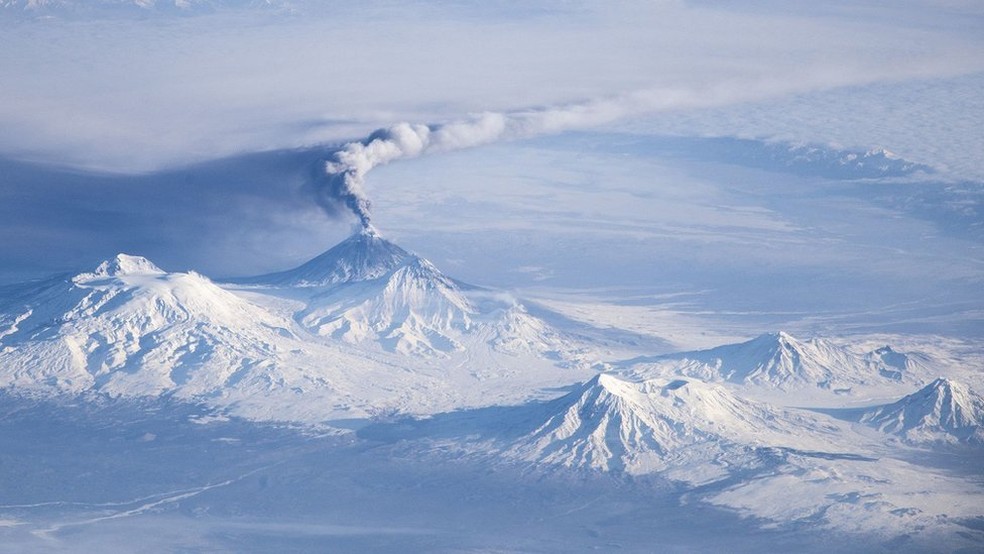 O vulcão Bolshaya Udina, que se acreditava extinto, entrou novamente em atividade — Foto: Divulgação/Nasa