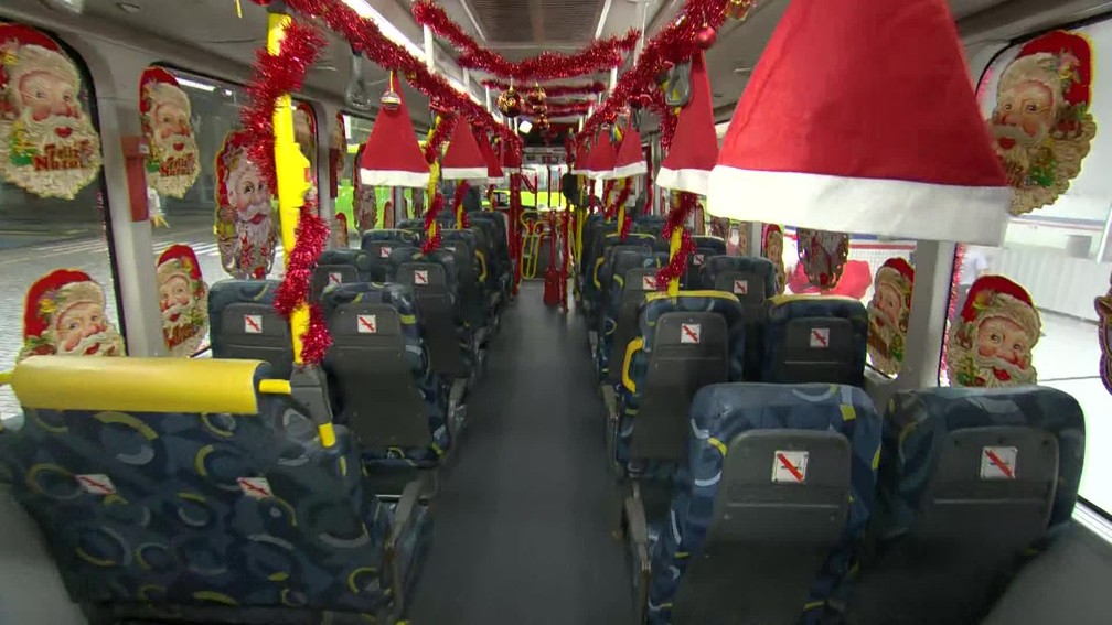 Interior do ônibus natalino tem gorros e desenhos — Foto: Reprodução/TV Globo