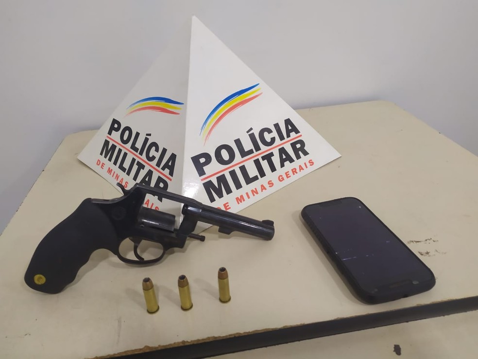 Arma estava com a numeração raspada — Foto: Polícia Militar/ Divulgação