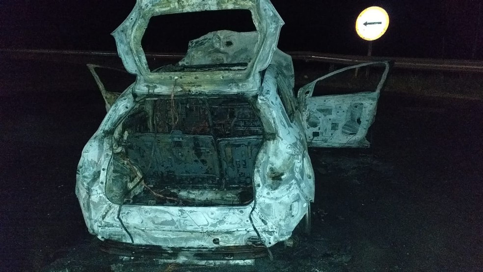 Carro ficou destruído depois de bater contra viatura policial e pegar fogo — Foto: Cristiano Nascimento/CN News