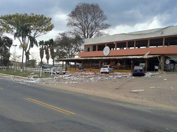Telhado de cafeteria desabou e atingiu carros com a chuva em Andradas (MG) (Foto: Andradas Espiral)