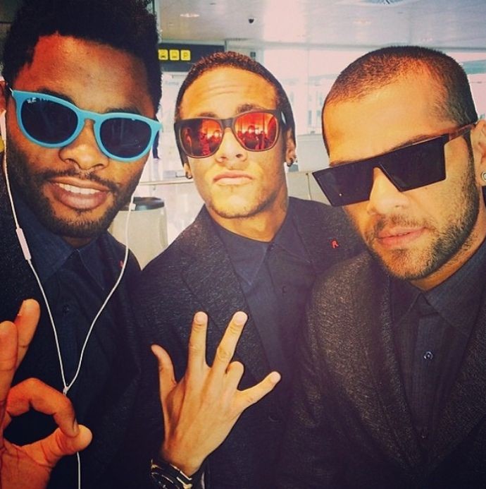 Neymar de oculos vermelho com Daniel Alves e Song (Foto: Reprodução)