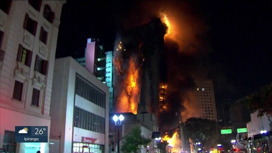 Parentes procuram por mais desaparecidos após desabamento 