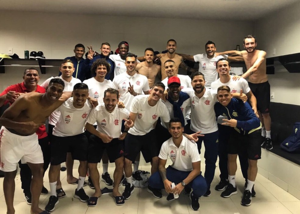 Jogadores do Fla comemoram a vitória sobre o Vasco em São Januário: a última como visitante. De lá para cá, cinco empates, quatro derrotas (Foto: Reprodução/Twitter)