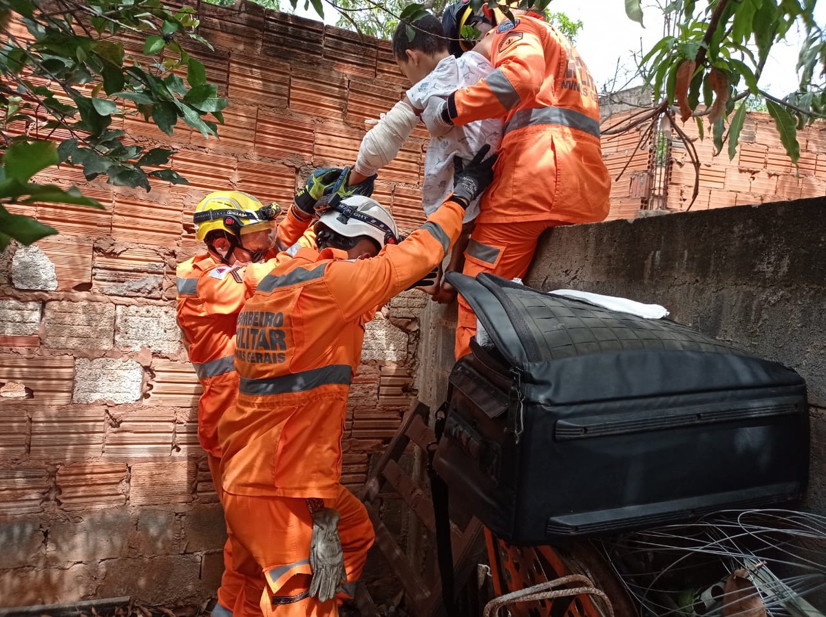 Menino de 10 anos tem braço perfurado por vergalhão após sofrer queda em Montes Claros