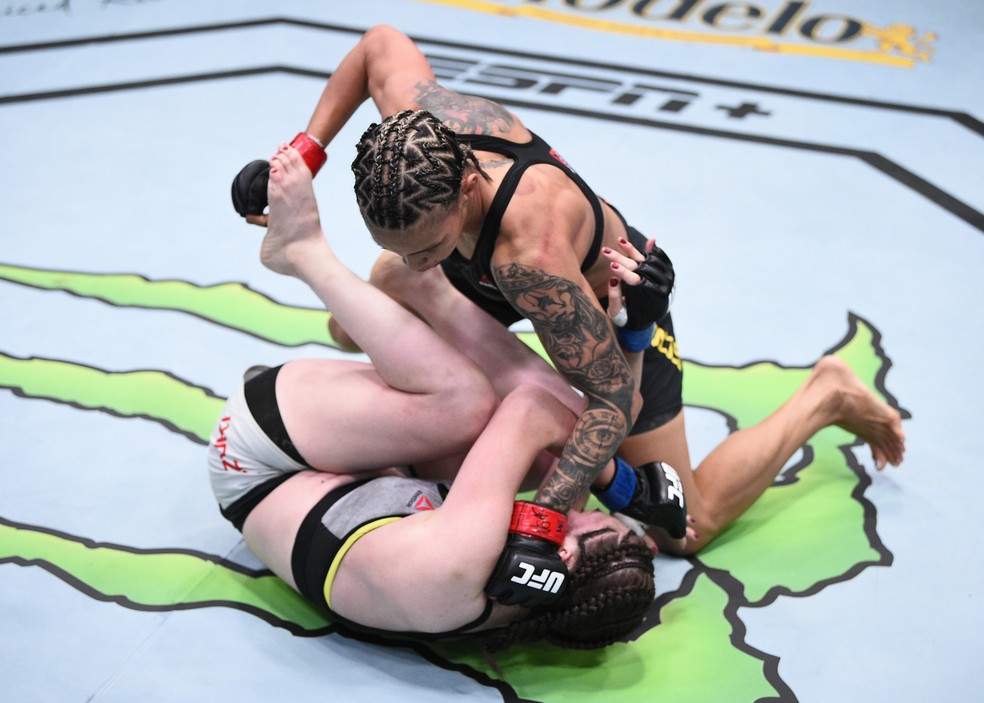 Amanda Lemos castigou Mizuki Inoue no chão no UFC Munhoz x Edgar — Foto: Getty Images