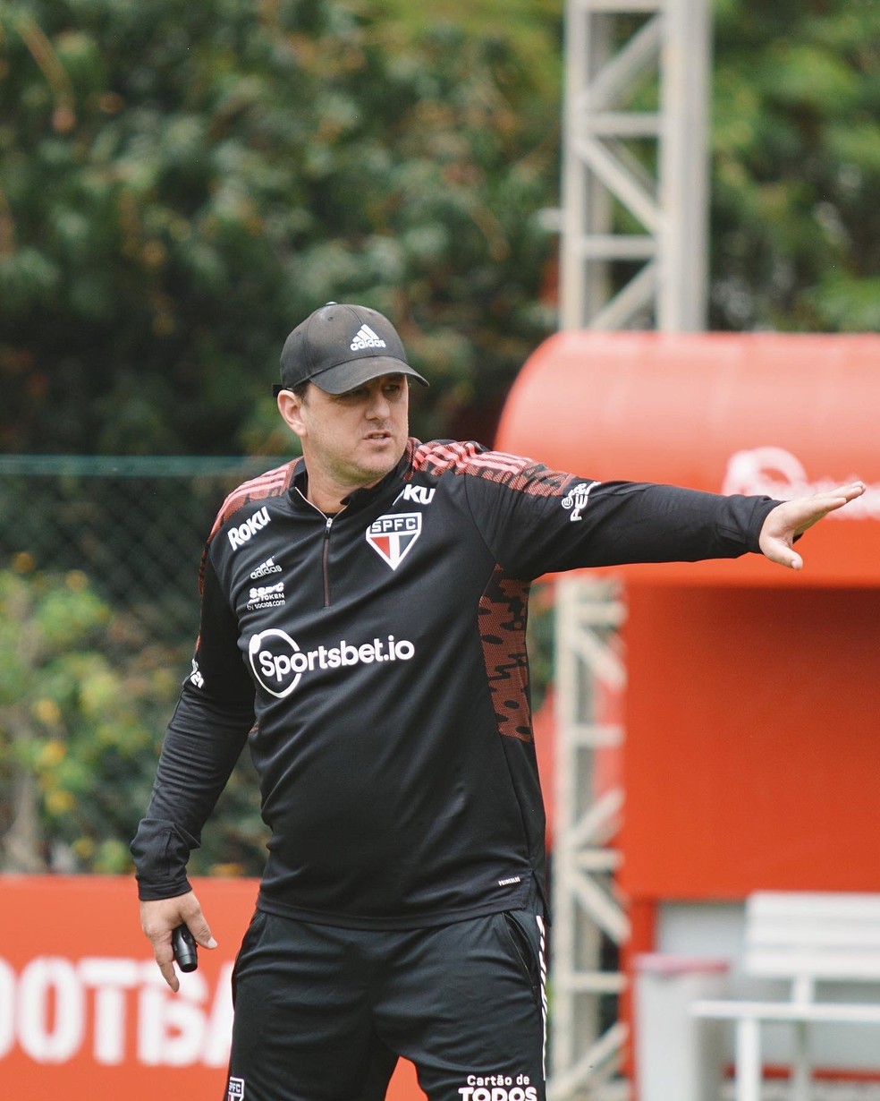 Rogério Ceni comandou treino técnico no São Paulo nesta sexta-feira — Foto: Erico Leonan / saopaulofc