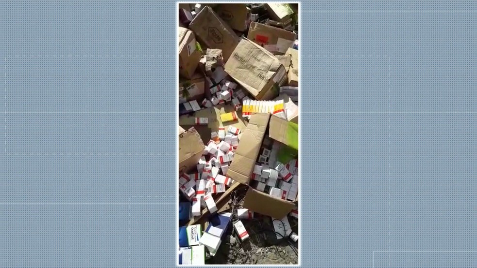Remédios foram encontrados pelos moradores de Itaboraí em terreno perto de um lixão. (Foto: Reprodução/ TV Globo)