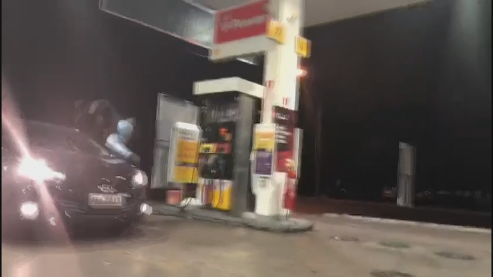 Momento em que motorista atropela homem em posto do DF (Foto: Reprodução/TV Globo)
