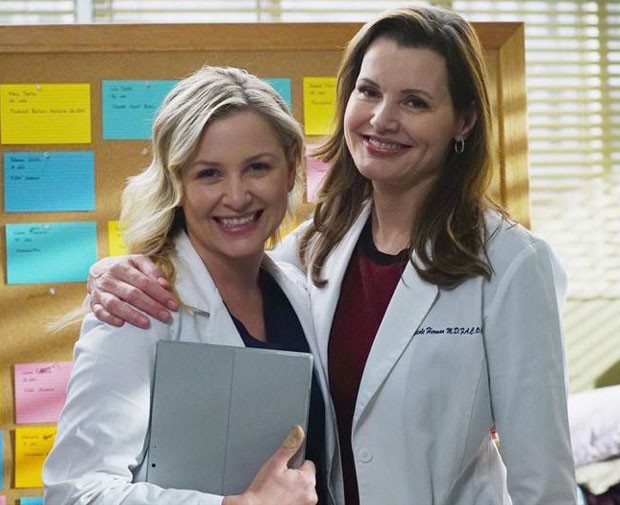 Jessica Capshaw e Geena Davis em um episódio antigo de Grey's Anatomy (Foto: Divulgação)