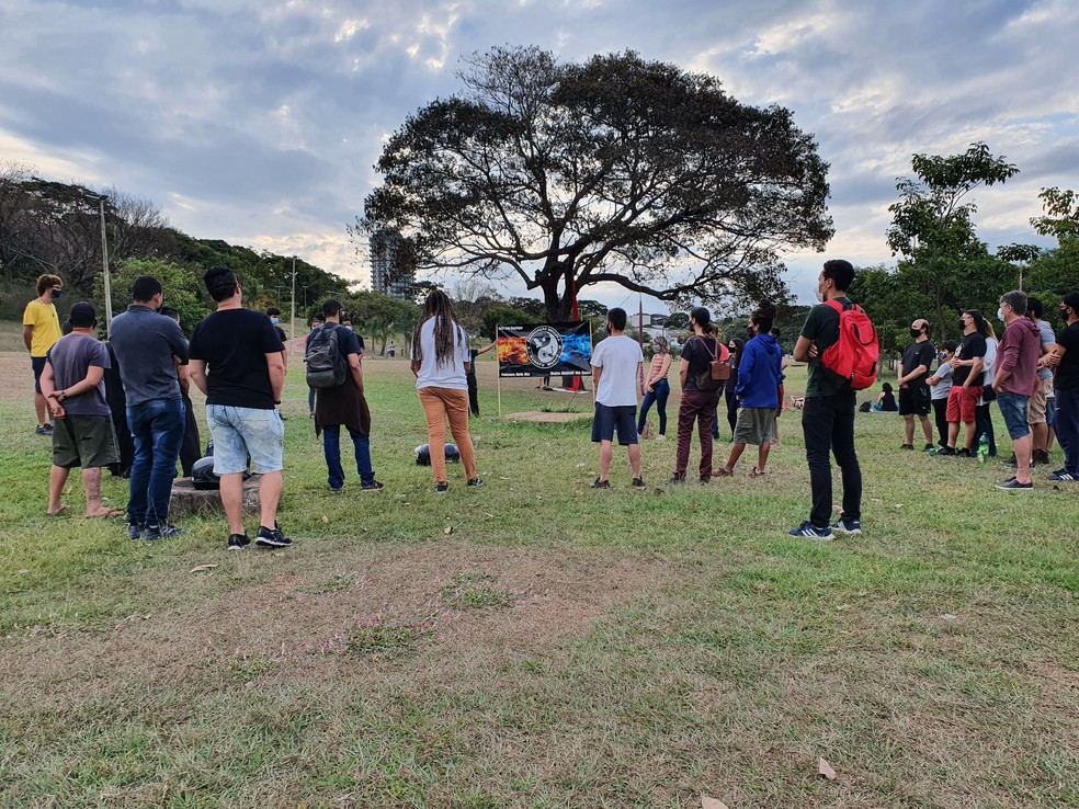 Amigos e familiares fizeram um ato em homenagem ao lutador Luiz Henrique Tomaz, na tarde deste sábado (17), no Parque do Povo, em Presidente Prudente — Foto: Gelson Netto/G1