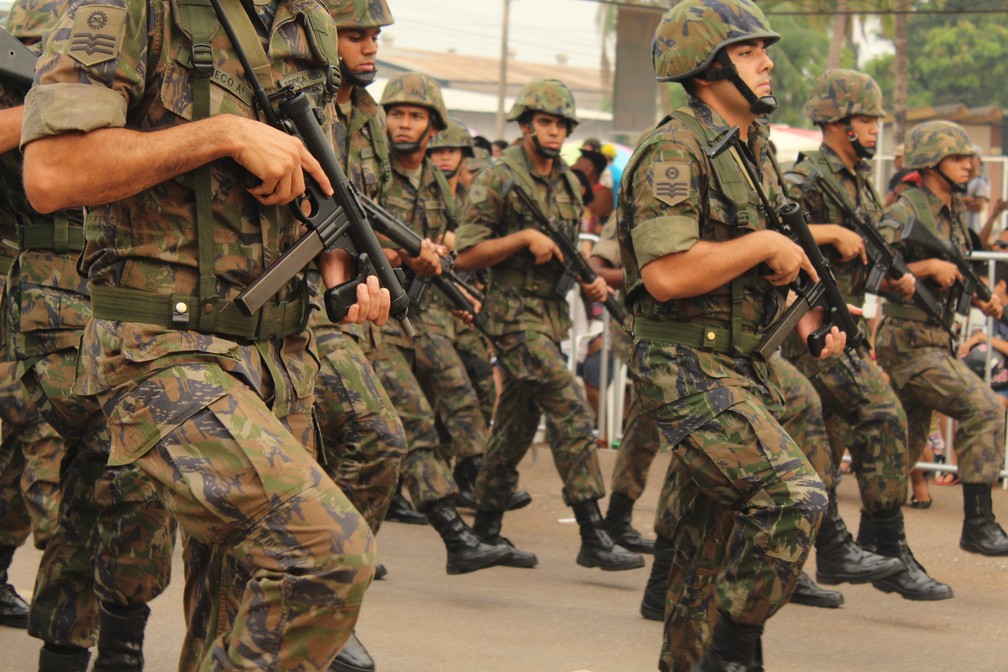 Militares desfilam com armamento em Porto Velho. (Foto: Pedro Bentes/G1)