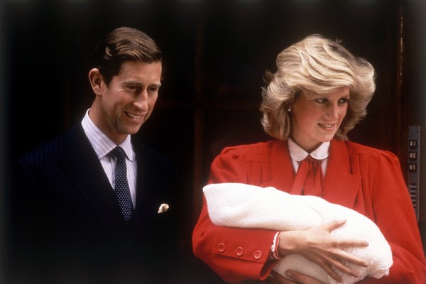 O Príncipe Charles ao lado da Princesa Diana (1961-1997), com o Príncipe Harry no colo, na primeira exposição pública do caçula do casal, em setembro de 1984 (Foto: Getty Images)