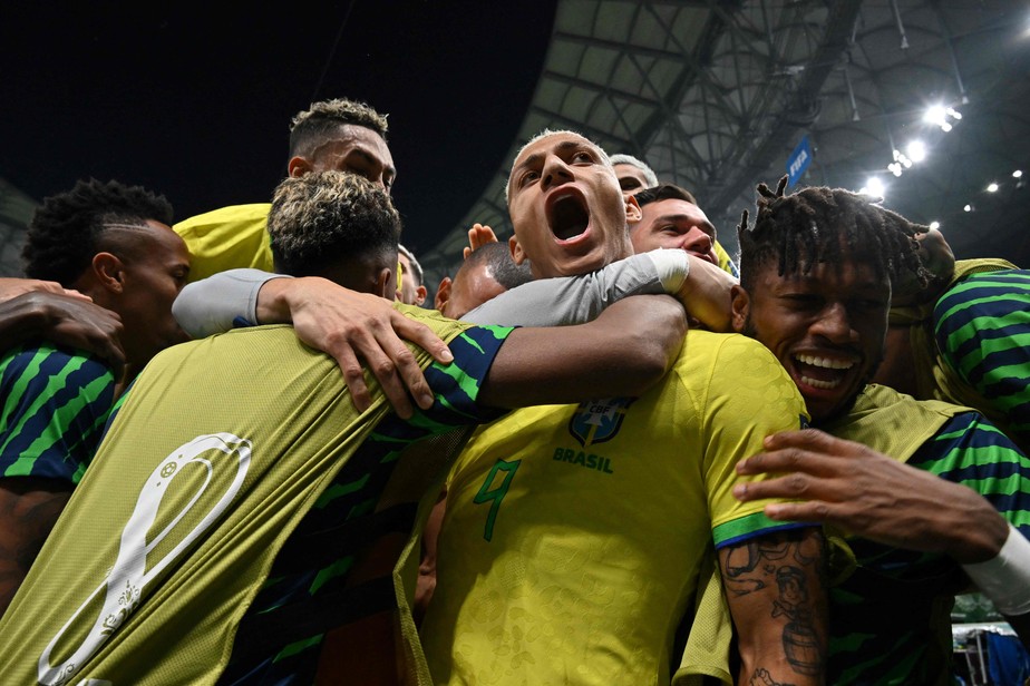 Richarlisson comemora com os colegas de seleção brasileira seu gol contra a Sérvia