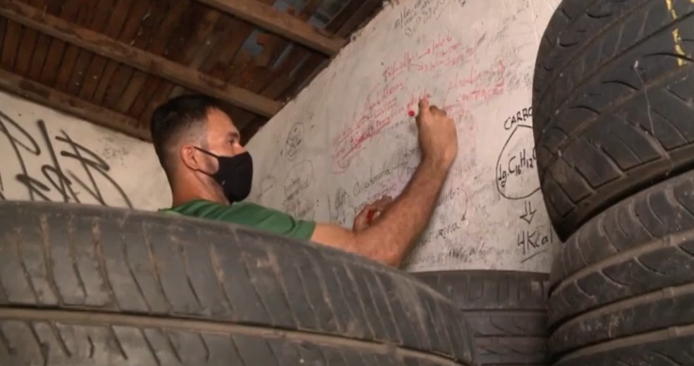 Borracheiro utiliza paredes de oficina para estudar em Teresina — Foto: Reprodução/TV Clube