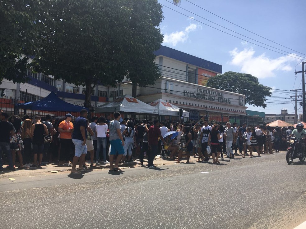 Estudantes aguardam a abertura dos portões para iniciar Enem em São Luís (Foto: Zeca Soares/G1 MA)