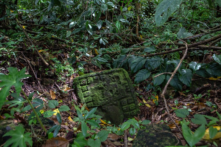 Artefato maia parcialmente encoberto em sítio arqueológico do estado mexicano de Chiapas