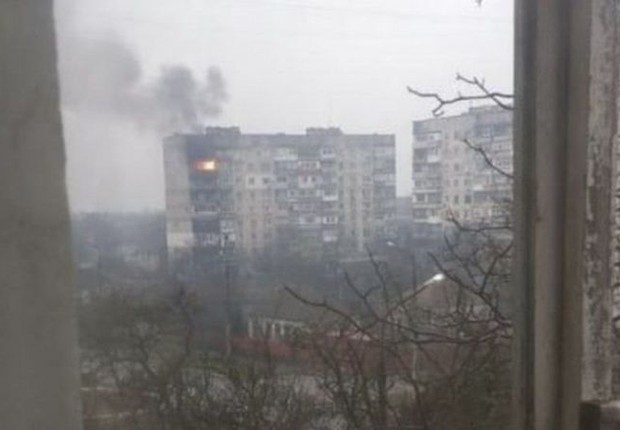 Um edifício em chamas após uma ataque perto do centro de Mariupol (Foto: Reuters via BBC News)