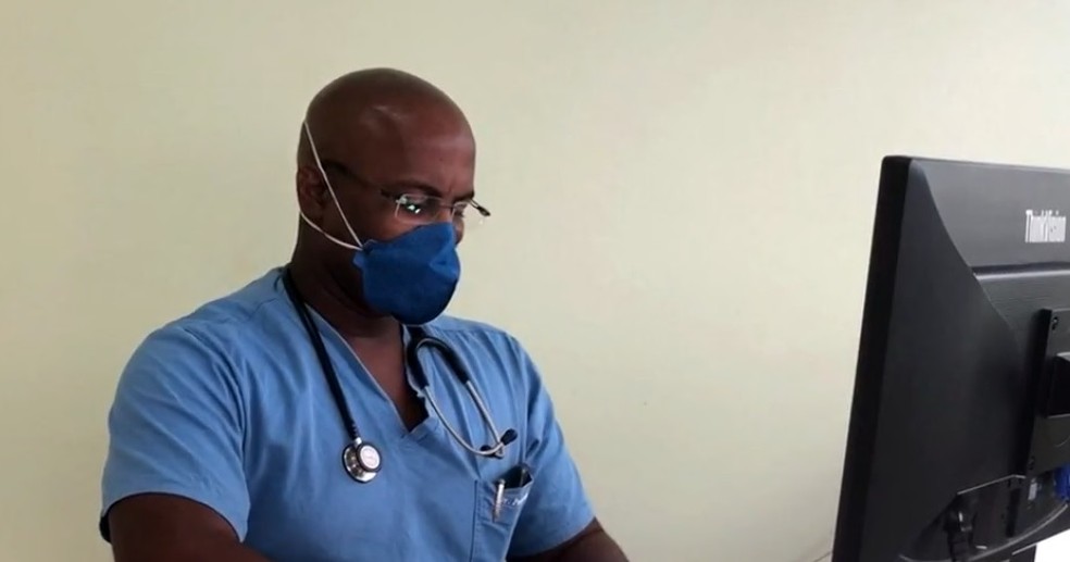 Médico cubano atua em Unidade Básica de Saúde de Alegrete, no Rio Grande do Sul — Foto: Reprpdução/RBS TV
