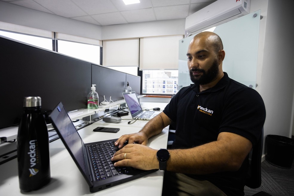 - Empresas que adotaram a semana de 4 dias de trabalho. É o caso da Vockan. - Na foto: Diego Bonfim, analista de suporte. — Foto: Maria Isabel Oliveira/ Agência O GLOBO