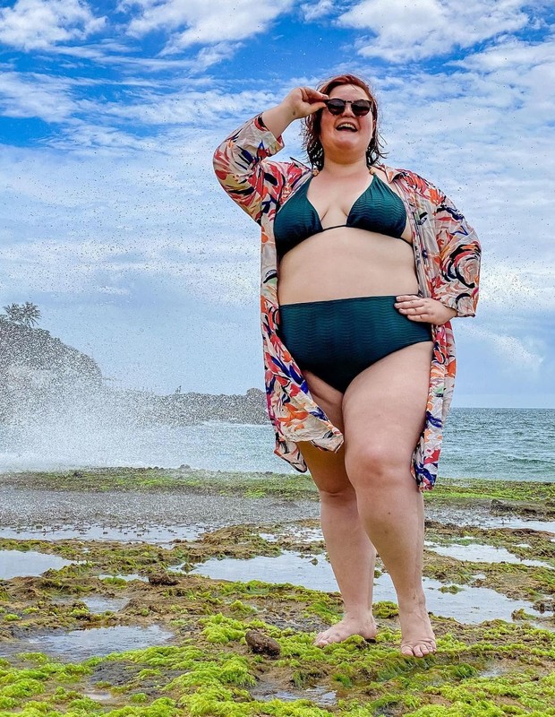 Rafaela Ferreira afirma já ter sofrido com a gordofobia e diz que fotos de biquíni podem inspirar e encorajar seguidoras (Foto: Reprodução/Instagram)
