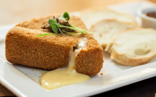 Para petiscar: queijo brie empanado com massa fina e mel trufado - Casa Vogue | Comida &amp; bebida