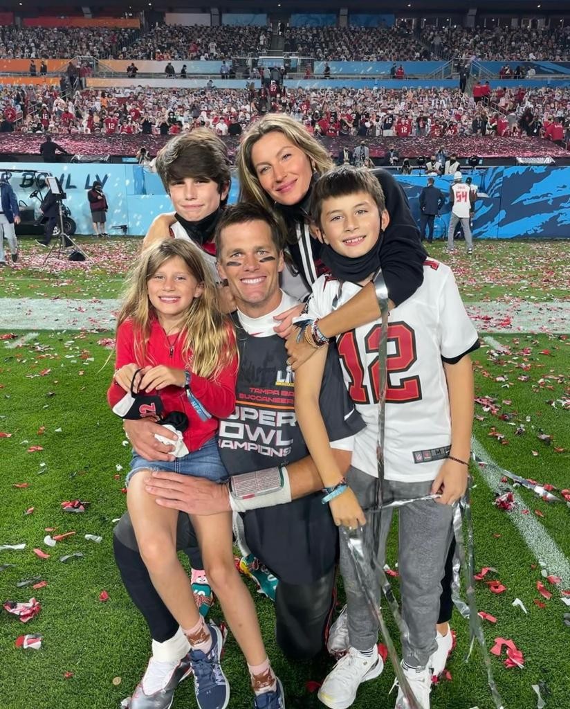 A modelo e o jogador com os dois filhos do casal e com o primogênito de Brady — Foto: Reprodução / Instagram