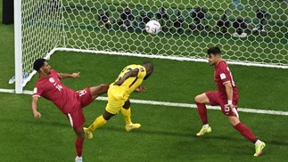 Enner Valencia, do Equador, cabeceia e marca o primeiro gol da partida, que foi anulado em seguida. — Foto: François-Xavier MARIT / AFP