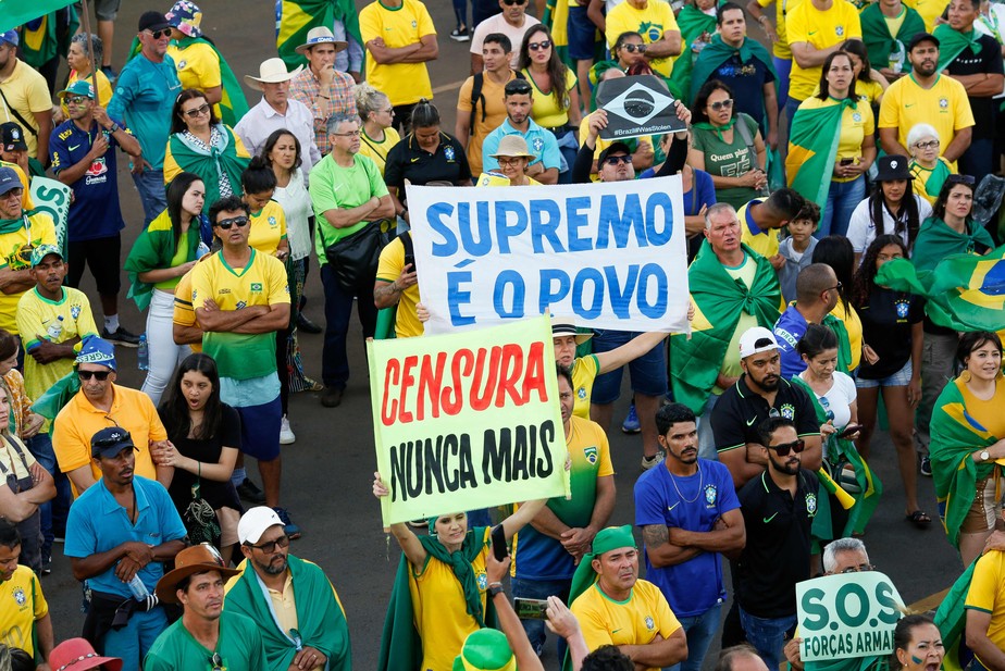 Golpistas em Brasília fazem ato antidemocrático em frente a quartel do Exército em Brasília