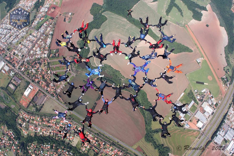 Grupo bate recorde nacional ao formar sequência de duas figuras durante salto em Boituva — Foto: Confederação Brasileira de Paraquedismo/Divulgação 