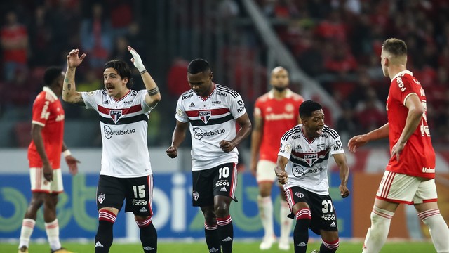 Jogadores do São Paulo comemoram gol no Beira-Rio