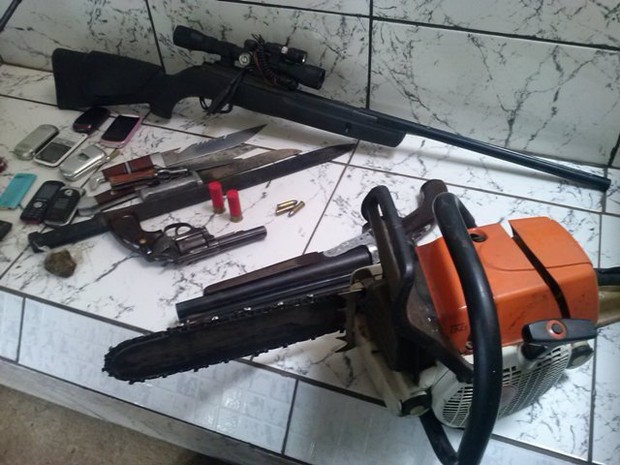 Facões, armas de fogo, maconha, 27 celulares e até mesmo uma motosserra foram apreendidas com o jovem (Foto: Divulgação/Central de Flagrantes de Gurupi) Facões, armas de fogo, maconha, 27 celulares e até mesmo uma motosserra foram apreendidas com o jovem (Foto: Divulgação/Central de Flagrantes de Gurupi)