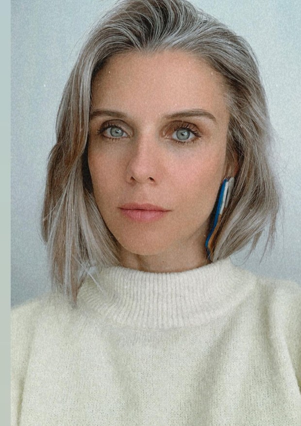 O perfil da Joanna Moura é tudo que você precisa acompanhar se você quer deixar o cabelo grisalho (Foto: Reprodução Instagram @mourajo)