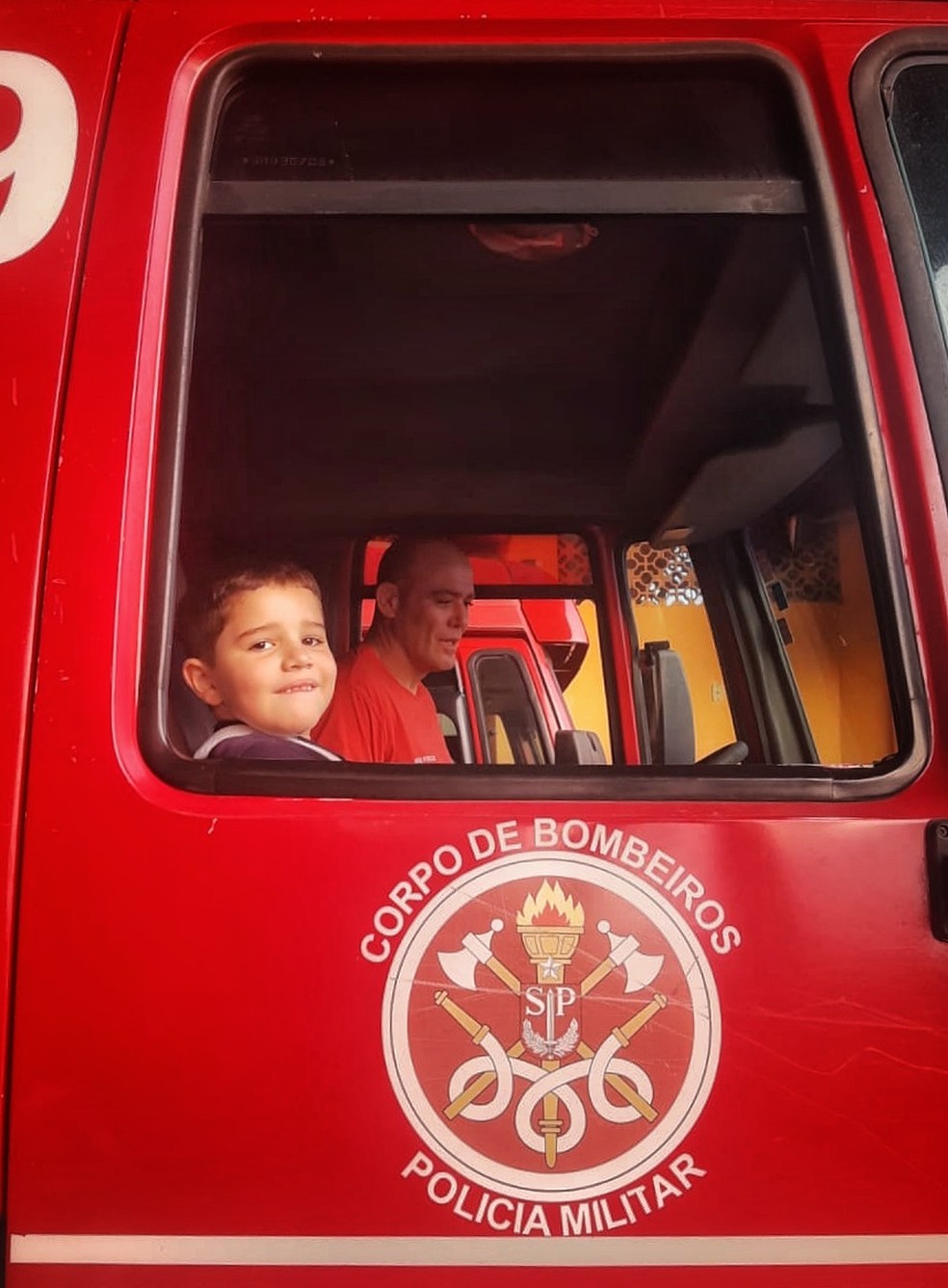 Murilo passeou no caminhão dos bombeiros em Porto Ferreira (SP) — Foto: Fabio Rodrigues/g1