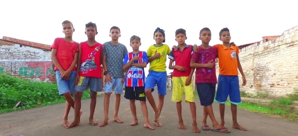 Grupo de crianças procurou a delegacia após ter bola confiscada por vizinha no Maranhão. — Foto: Reprodução/TV Mirante