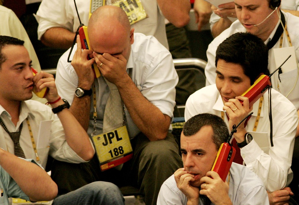 Negociadores tensos no pregão da BM&F, no momento em que foi acionado um "circuit breaker" em 29 de setembro de 2008 — Foto: Robson Fernandjes/Estadão Conteúdo/Arquivo