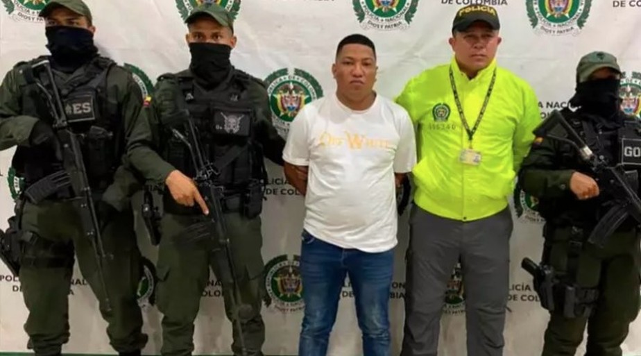 Juancho cercado por policiais colombianos na sua captura
