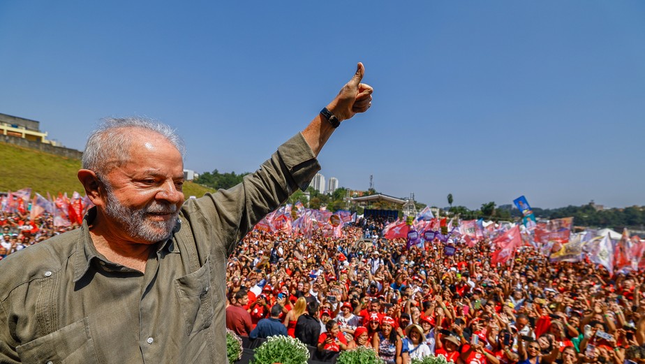 O ex-presidente Lula durante ato com apoiadores em Taboão da Serra, em São Paulo