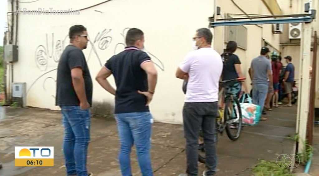 Moradores fazem fila na frente dos Correios por causa da demora na entrega de encomendas em Araguaína