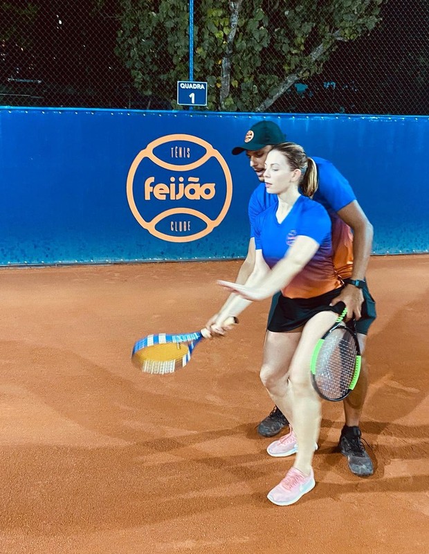 Sheila Mello aprende a jogar tênis com o namorado, Feijão (Foto: Reprodução/Instagram)