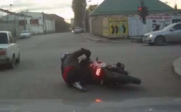 Homem estava tão bêbado que mal conseguia se manter em cima da moto (Foto: Reprodução)