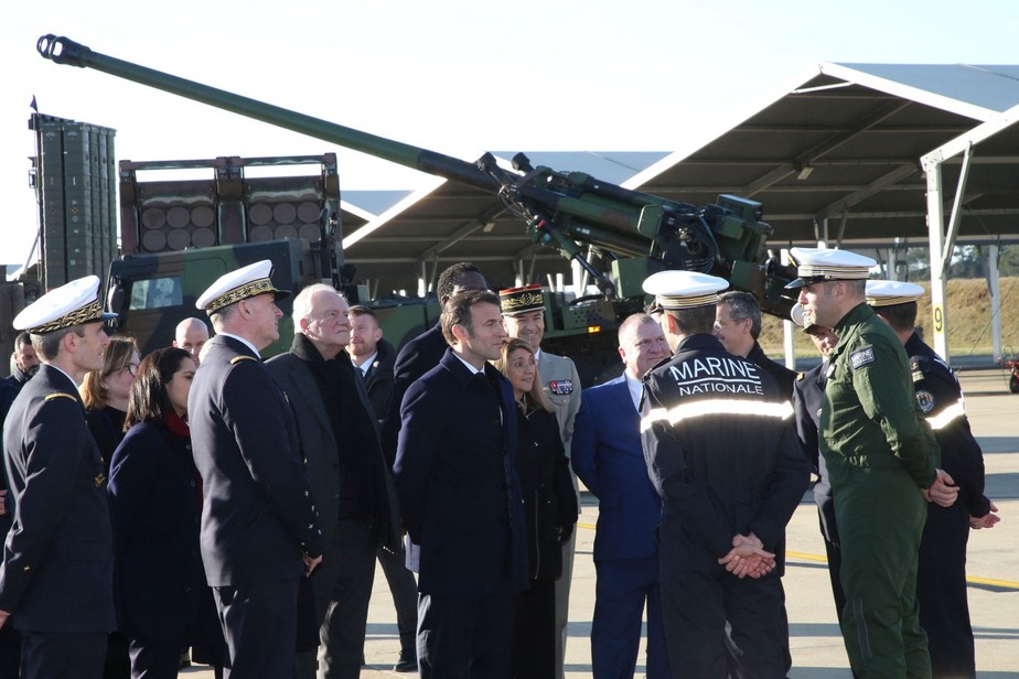 O presidente da França, Emmanuel Macron, na base aérea de Mont-de-Marsan, onde fez o anúncio dos novos investimentos