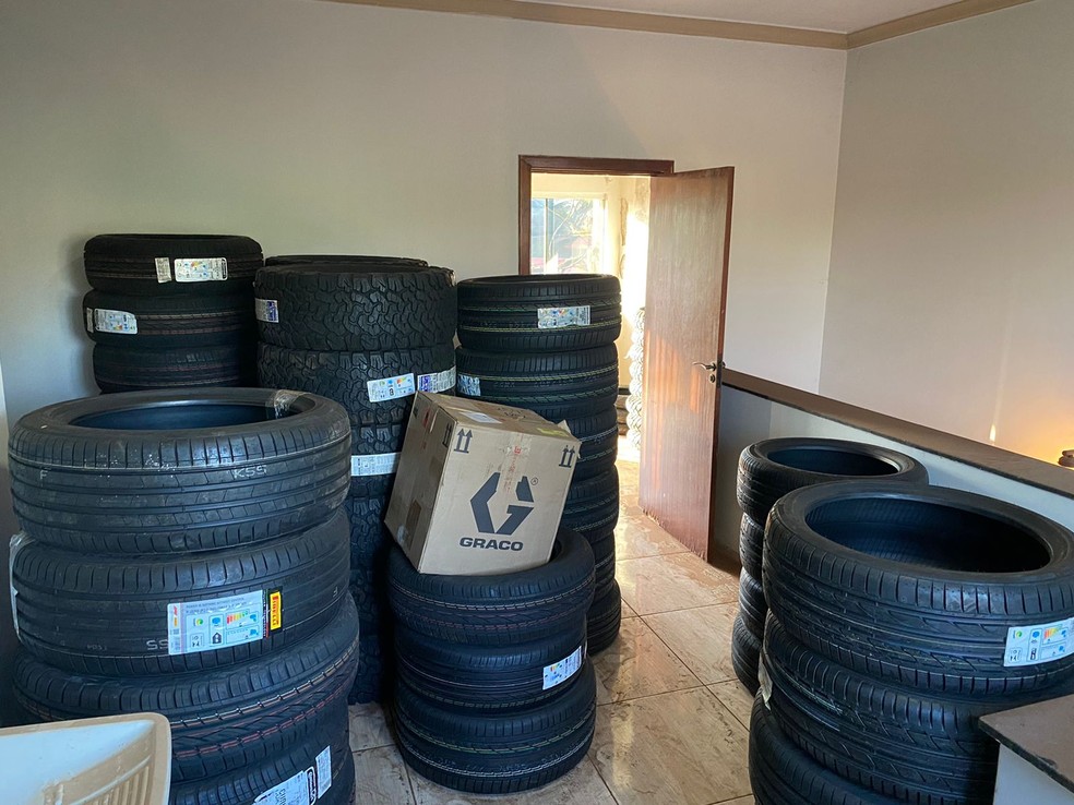 Pneus e roupas para motociclistas, avaliados em R$ 230 mil, são apreendidos durante operação em Ituiutaba
